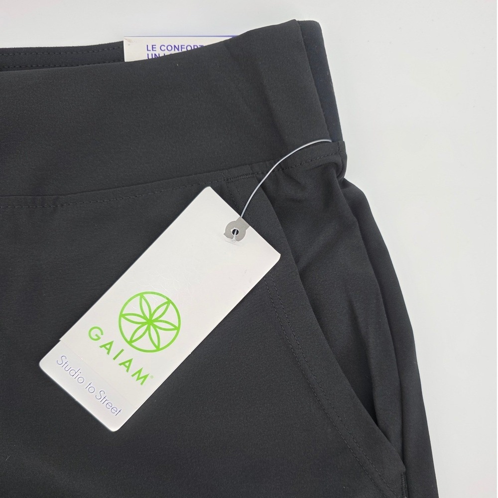 NWT Gaiam Womens Black Shorts Size Large Pull-On 7" Inseam Pockets Lightweight - Picture 2 of 11